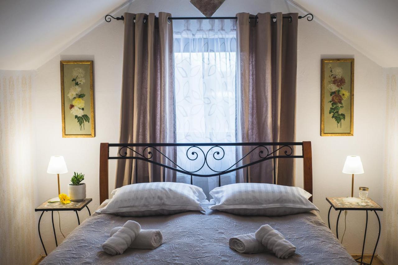 Tri Mudraca Inn Karanac Exteriör bild
