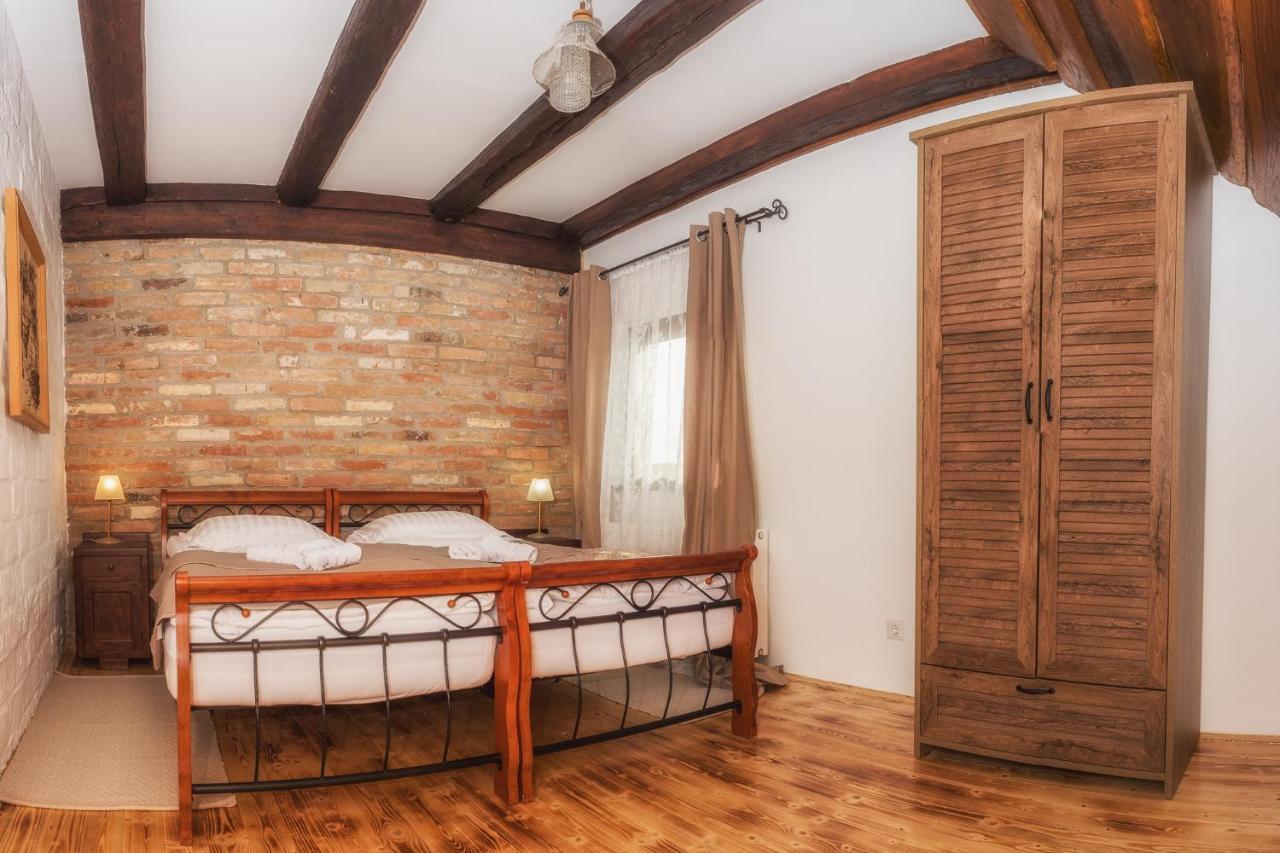 Tri Mudraca Inn Karanac Exteriör bild