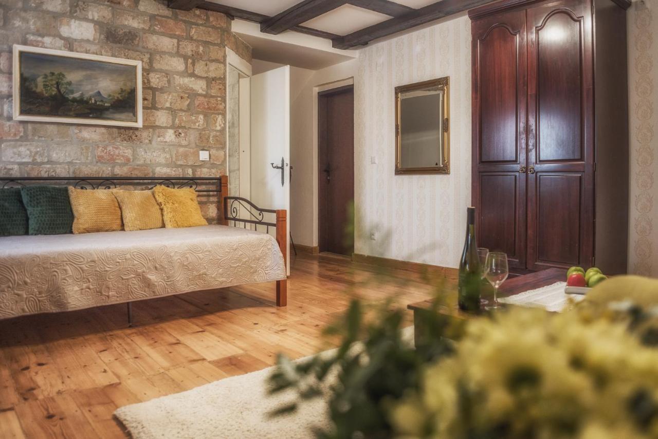 Tri Mudraca Inn Karanac Exteriör bild
