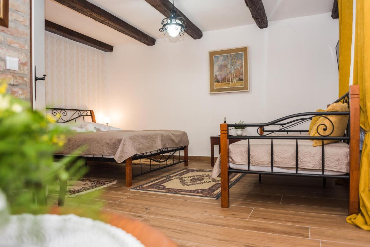 Tri Mudraca Inn Karanac Exteriör bild